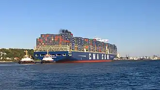 De CMA CGM Bougainville op de Elbe nabij Hamburg.