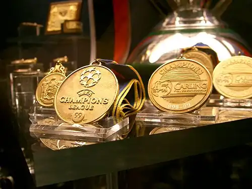 Een winnaarsmedaille van de Champions League-finale te zien in het Manchester United Museum