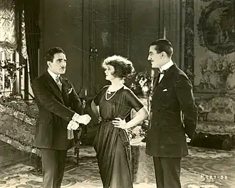 Jean De Briac, Billie Burke en Ward Crane (rechts) in The Frisky Mrs. Johnson (1920)