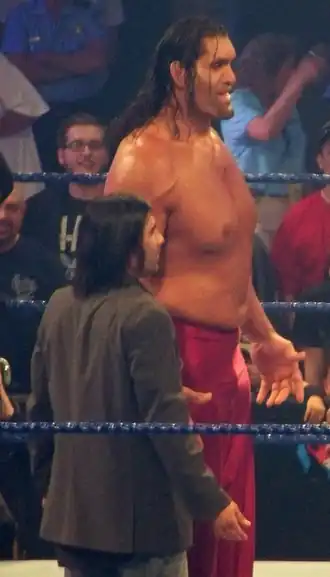Ranjin Singh (links) als tolk en manager van The Great Khali (rechts)