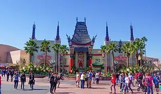 Een replica van Grauman's Chinese Theatre dient als icoon voor het park