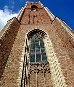 Zicht op de toren vanaf de hoofdingang van de kerk (2014)
