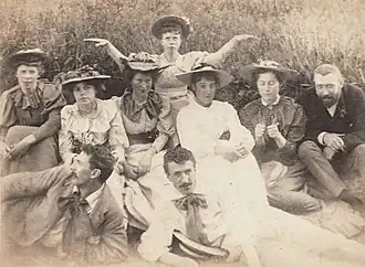 Achterste rij: Margaret Macdonald middenste rij van L-R: Frances MacDonald, Katharine Cameron, Janet Aitken, Agnes Raeburn, Jessie Keppie, John Keppie onderste rij van L-R: Herbert McNair, Charles Rennie Mackintosh (circa 1894).