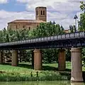 De Puente de Hierro (IJzeren Brug) uit 1882 over de Ebro; op de achtergrond de Iglesia de Santiago el Real.