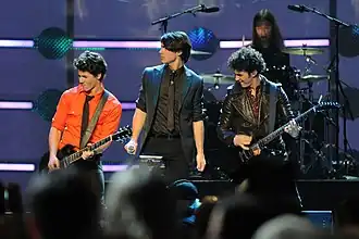 Jonas Brothers tijdens een optreden (2009)