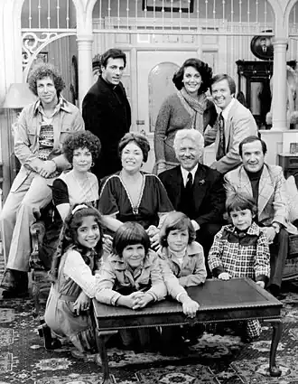 cast van de televisieserie The Montefuscos in 1975 links boven Sal Viscuso
