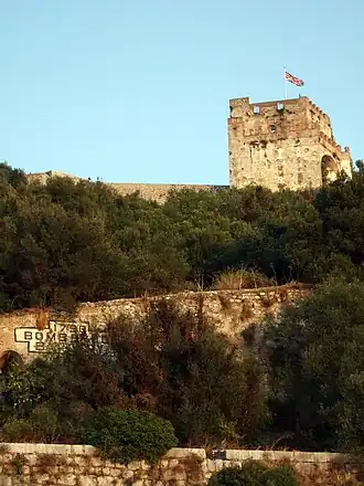De toren van het Moorish Castle met de Britse vlag.