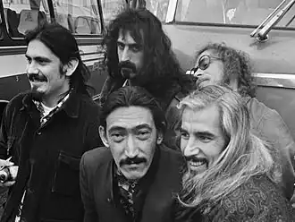 The Mothers of Invention in 1968. Achter: Roy Estrada, Frank Zappa, Don Preston. Voor: Jimmy Carl Black, Bunk Gardner