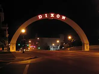 Neon boog over de Galena Avenue in Dixon