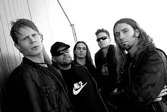 alt=The New Dominion in Tilburg 2007, Nederland Van links naar rechts: Bart Schoorl, Marc van Stiphout, Yuma van Eekelen, Michiel Oskam, Tom Adams