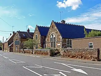 Straatbeeld met school in Caldecott