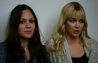 Allison (links) en Catherine (rechts) Pierce van The Pierces bij de Manchester Academy op 9 oktober 2011