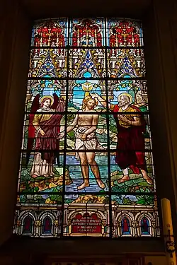 Glasraam in de kerk, geschonken door mgr. Stillemans.