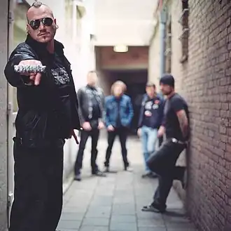 Denvis, Lead singer of the Spades