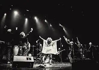 The Suffers tijdens een concert in Los Angeles.