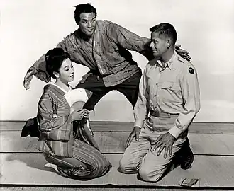 Machiko Kyō, Marlon Brandon en Glenn Ford in The Teahouse of the August Moon