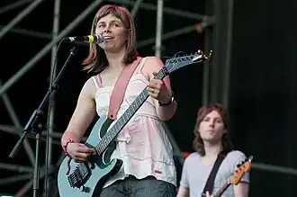 The Vaselines tijdens een optreden in 2009.