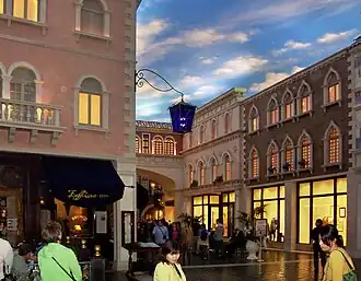 Een van de pleinen in het winkelcentrum.