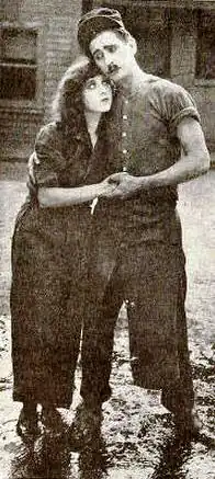 Jobyna Ralston en James Parrott (R) in The White Blacksmith, 1922