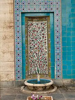 Fontein met keramisch tegelwerk bij het mausoleum