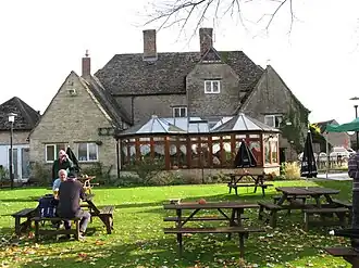 Achterzijde van een pub in Castle Eaton