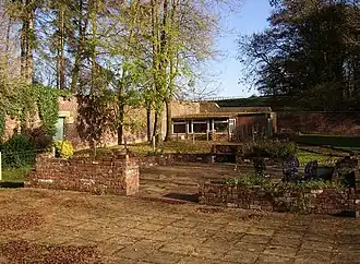 Ommuurde tuin van het landhuis Newfield Hall in Calton