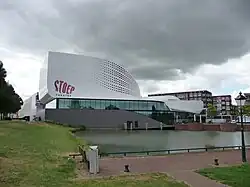 De Stoep (2014), vernieuwde haven met nieuwbouw erachter