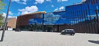 Voorgevel van het theater in juli 2024