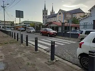 De theaterschool OnStage Performing Arts met erachter de kathedraal van Paramaribo, 2022