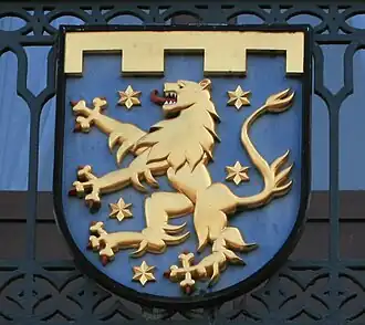 Gemeentewapen aan het balkon van het raadhuis