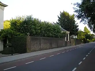 Theekoepel van Hazenburg met tuinmuur aan de Binnenweg 60 (rijksmonument)