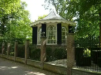 Theekoepel met tuinmuur van Bolenstein aan de Wilhelminaweg