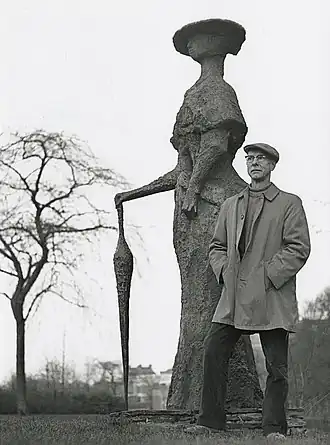 Van der Nahmer bij het beeld van Eline Vere