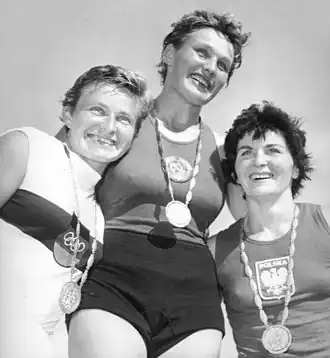 Therese Zenz (links)