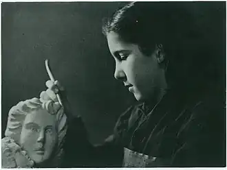 Thérèse Haider als tiener bezig met een werk