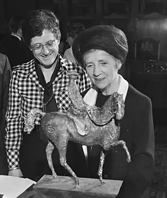 Theresia van der Pant (links) met maquette ruiterstandbeeld Wilhelmina