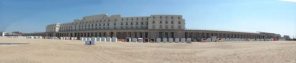 Thermae Palace Hotel achter en boven de Koninklijke Gaanderijen