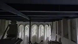 Bovenzijde van de kerk gezien vanaf de orgelgalerij