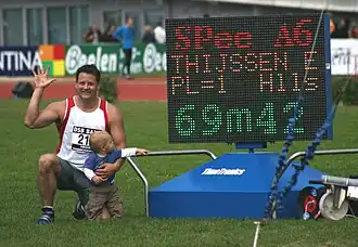 Elliott Thijssen na het NK 2007, met zoon Neo