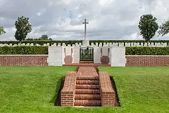 Vooraanzicht met Cross of Sacrifice