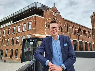 Burgemeester Thomas Vints voor het stadhuis van Beringen.