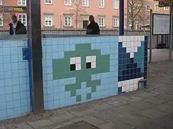 Het tegelwerk van Lars Arrhenius langs het perron