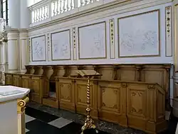 Koorbanken en stucreliëfs