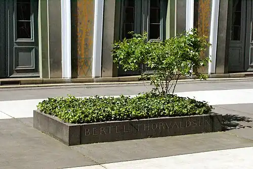 Het graf van Thorvaldsen op de binnenplaats