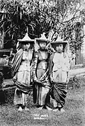 Drie Sama-Bajau-vrouwen dragen saruk in Jolo (Sulu), de Filipijnen. Omstreeks 1900.