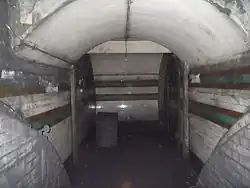 De tunnel tussen de liften en de trappen naar de perrons