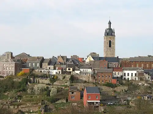 Het belfort boven de oude stad