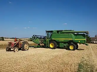 groene maaidorser koppelt maaibord af