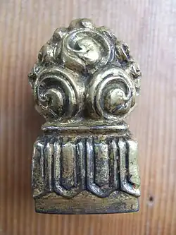 Vergulde ijzeren zegel met onderaan de heilige lotus