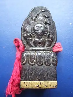 Vergulde zegel met houtsnijwerk